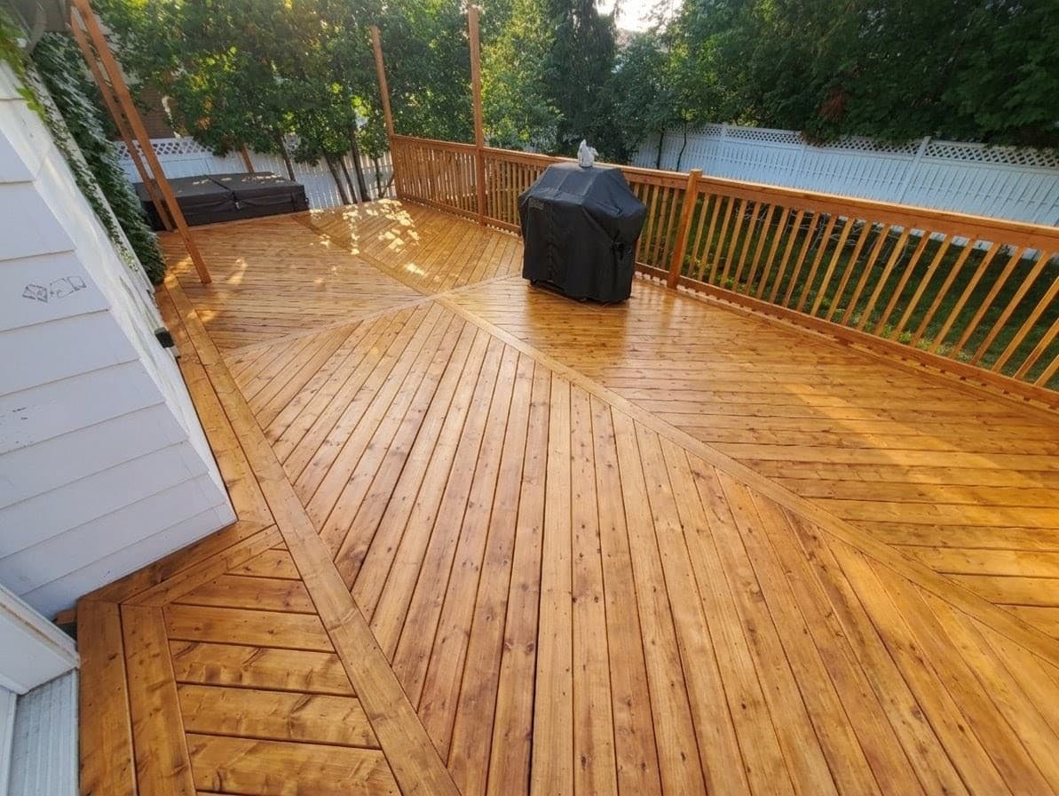 Entertaining Deck with Pergola